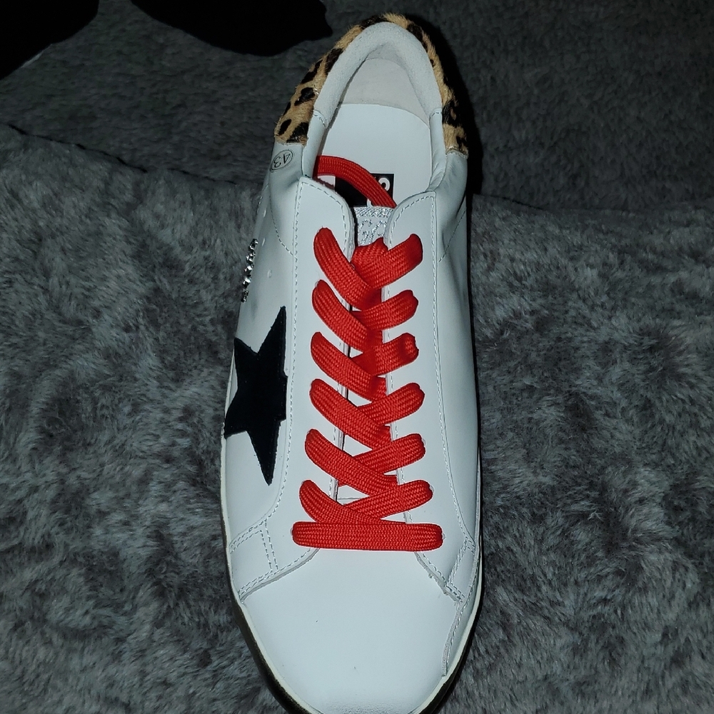 Trendy men's White Sneakers with Red Laces and Leopard Print